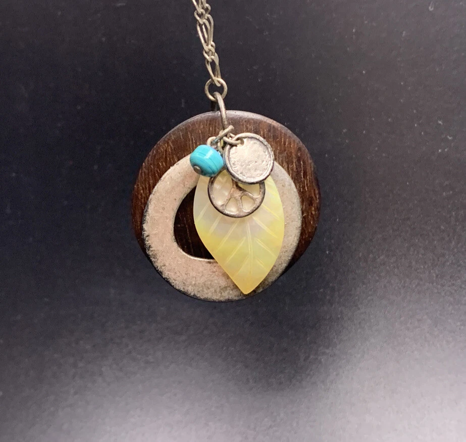 Collar colgante con dije de águila americana tono plata boho signo de paz hoja concha Foto 4 de 4