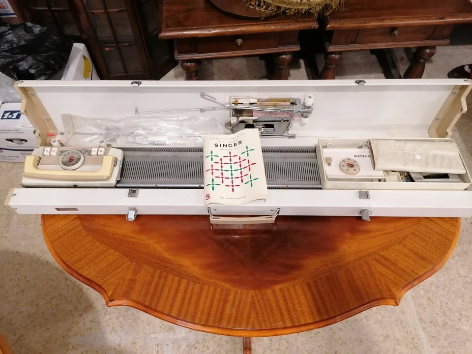 Vintage Singer Knitting Machine model 800 Near Mint Condition - Image 3 of 4