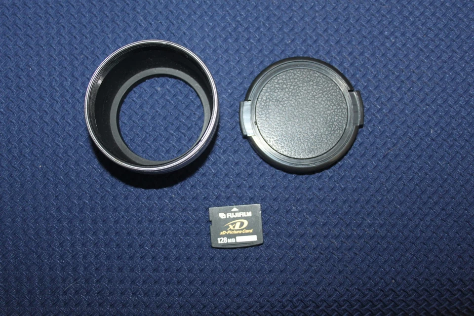 Vintage Digital DSLR Style Bridge Camera Fujifilm S3500 WITH 128 MB XD CARD - Image 3 of 3