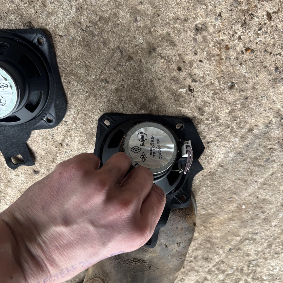 Renault Kangoo Front Dash Speaker Covers L/R - Image 3 of 3