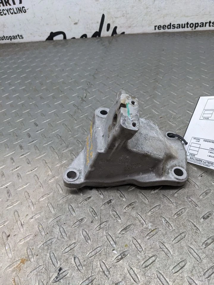 2011-2021 JEEP GRAND CHEROKEE 3.6L FRONT LEFT ENGINE MOTOR MOUNT BRACKET 1178804 - Image 3 of 4