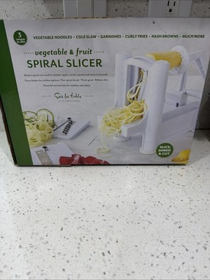 sur la table Vegetable & Fruit Spiral Slicer, Slice, Shred & Cut