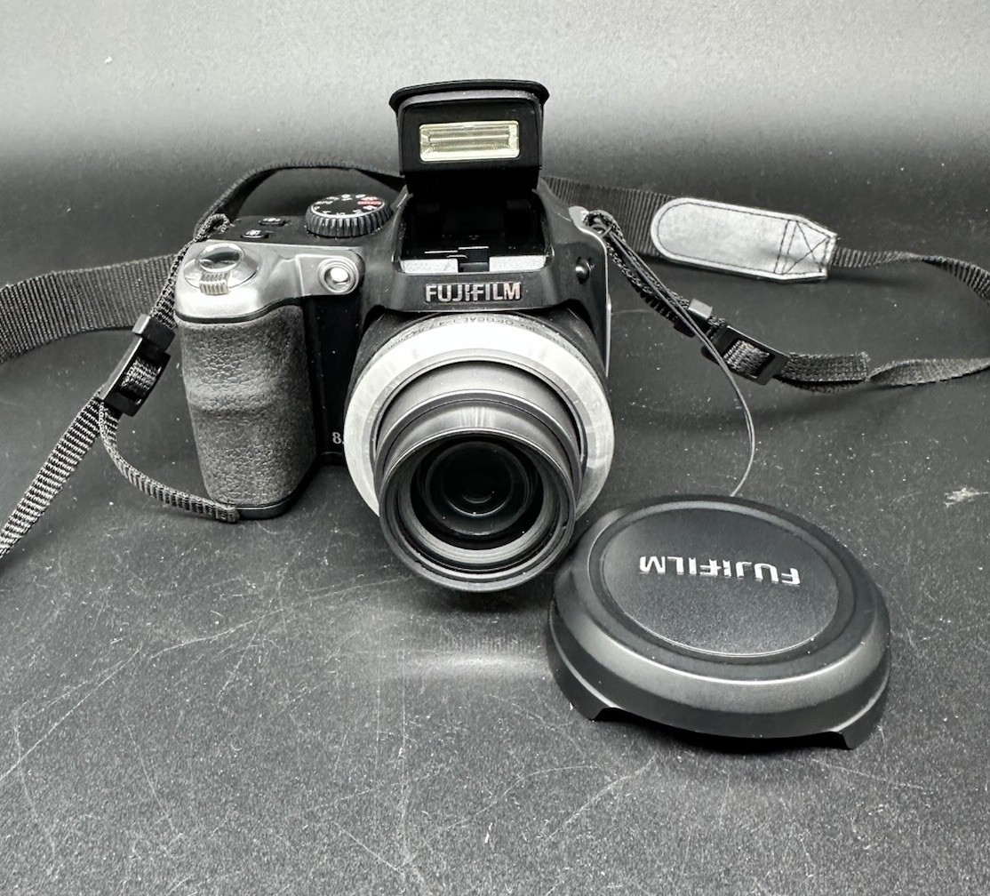 Fujifilm FinePix S Series S8000fd 8.0MP Digital Camera, Black - Tested