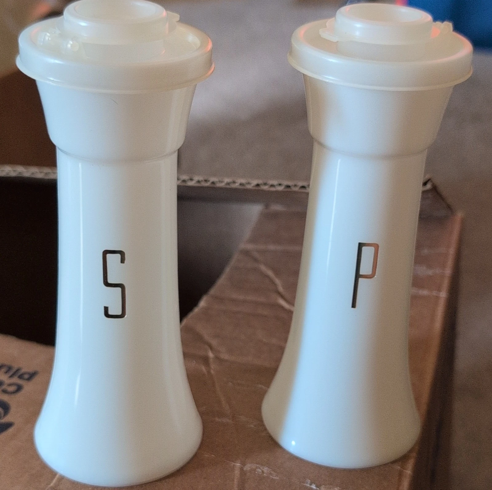 White Plastic Salt & Pepper Shakers Set, 2 Pieces, Salt Shaker, Pepper Shaker