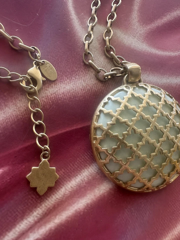 Colar Lia Sophia Kiam Família Pingente Medalhão Tom Dourado Esmalte Branco Treliça - Imagem 3 de 4