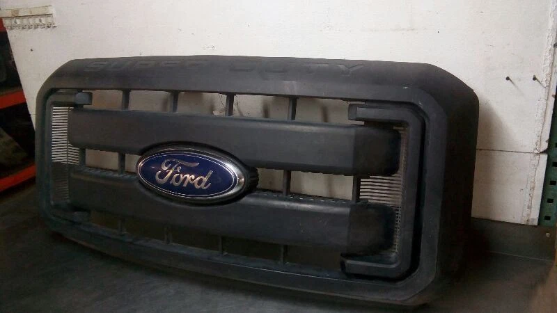 *BROKEN MOUNT* Grille from 2012 Ford F550 Super Duty 5778826 - Image 4 of 4