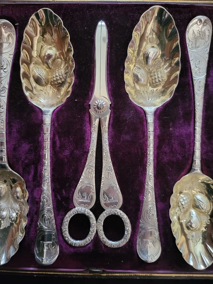 Juego de cuchara y cizalla de uva georgiana inglesa de plata de ley Foto 3 de 4