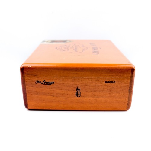 Caja de cigarros de madera vacía Alec Bradley Gordo The Lineage 8,5" x 7" x 3,25" - Imagen 8 de 12