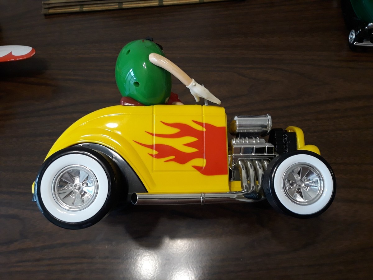1 ORIGINAL M&M HOT ROAD CLASSIC CAR DISPENSER TOY GOOD COLECTION