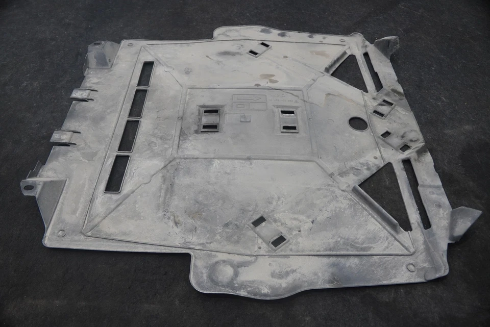 Protector de cubierta de panel protector de bandeja inferior delantera 99650452702 Porsche 911 996 Foto 2 de 4