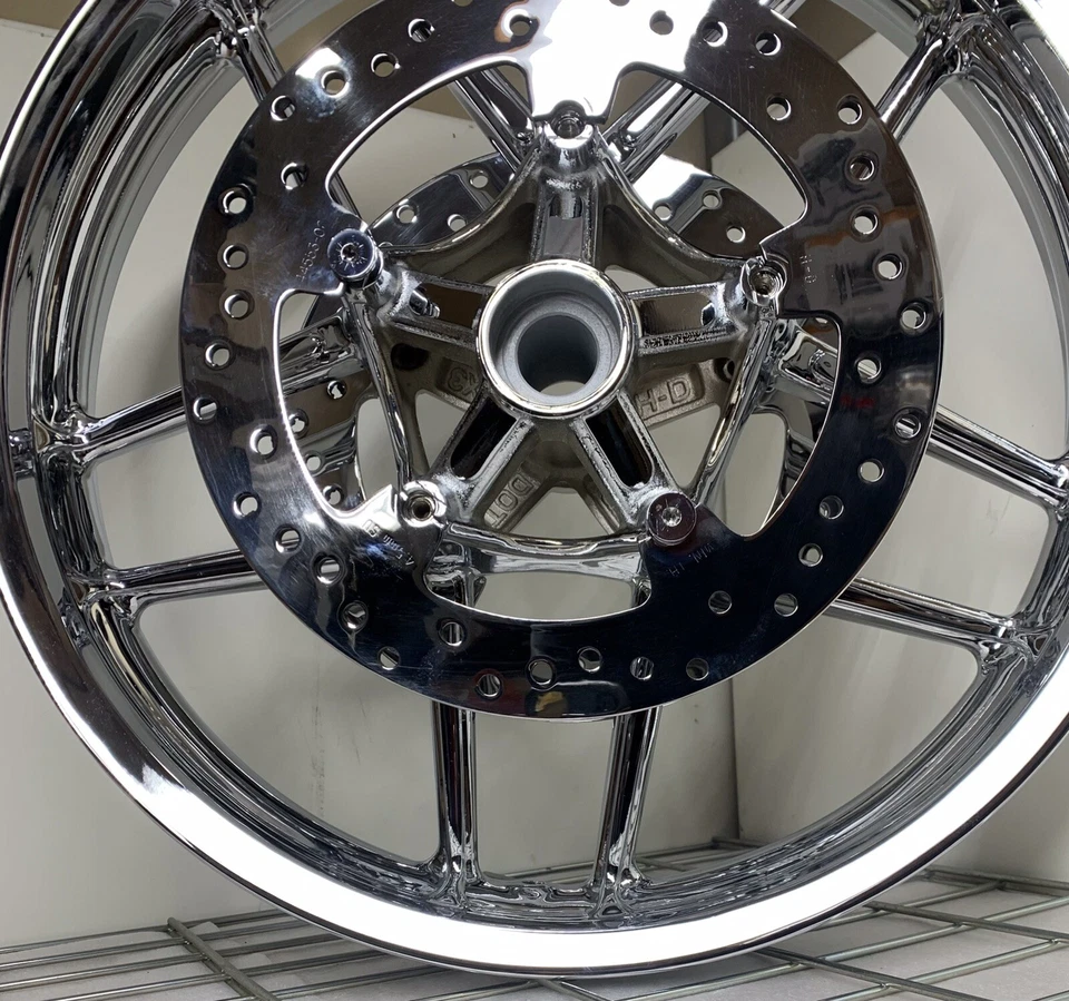 Harley CHROME VRSCDX 夜杆特殊前轮 V-ROD 2012 - 17 原始设备制造商更换 — 第 4/4 张图片