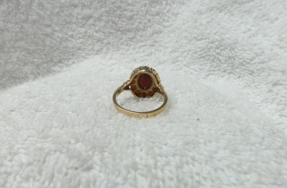 Anillo de cóctel granate de oro amarillo de 10kt para dama Foto 3 de 4