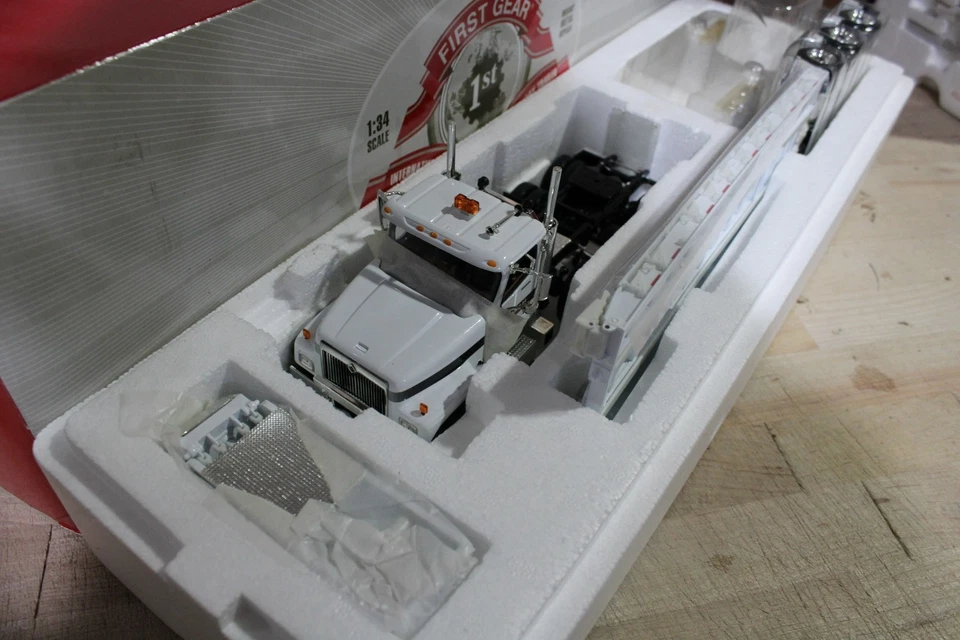 1:34 FIRST GEAR Case IH Ag International Paystar w/ Tri-Axle Lowboy 10-3731 NIB - Image 3 of 4