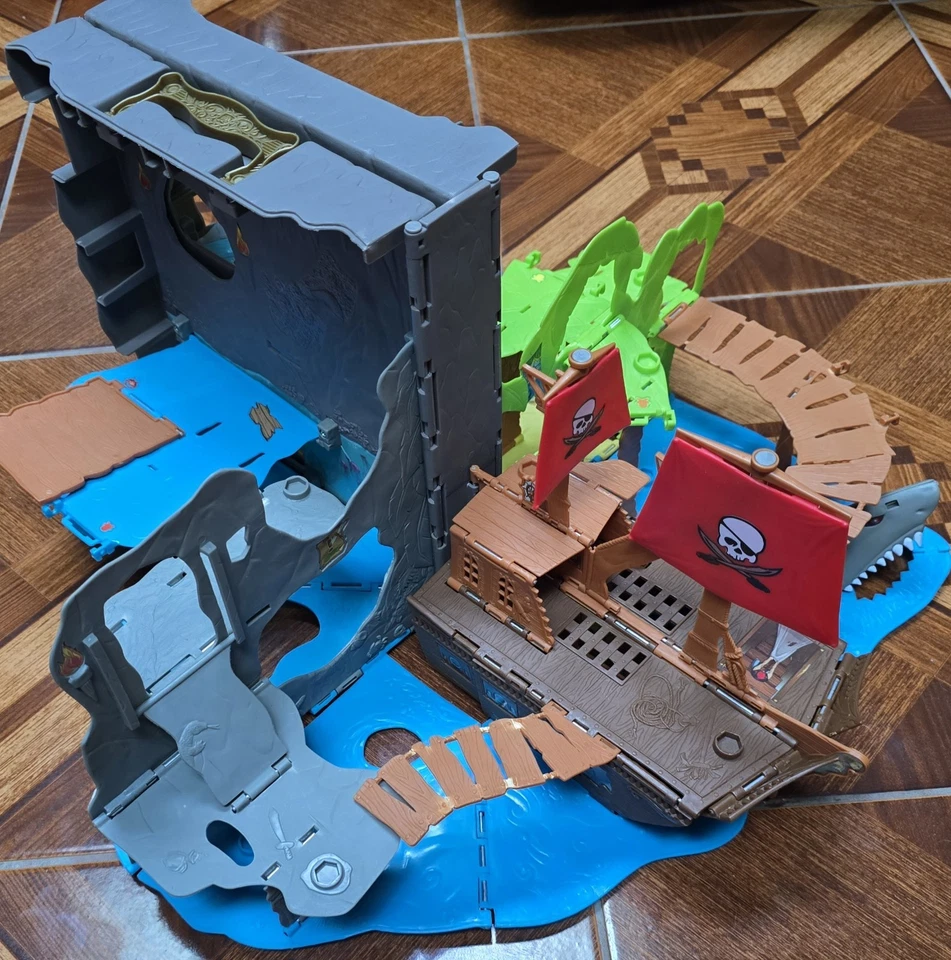 19" Matchbox 360 Pirate Ship Pop-Up Fold Out Play & Go Set 2006 Mattel Toy Case  - Image 2 of 4