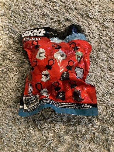 Lot Of 17 STAR WARS HELMET BAG CLIPS SEALED BLIND BAGS NEW DISNEY - Picture 3 of 3