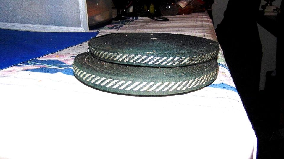 UPOLSTERY SEWING MATERIALS-8 Zippers, Full Spool Thread, 2 Rolls Badding - Image 4 of 4