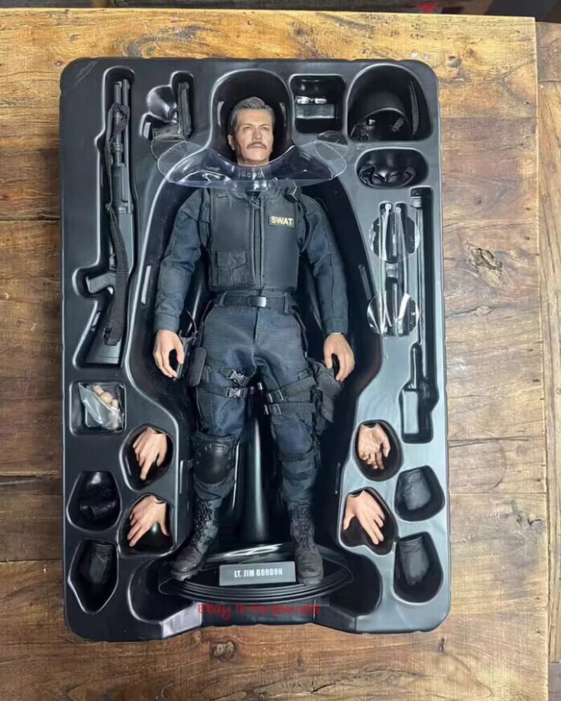 HOT TOYS MMS182 1/6 The Dark Knight Jim Gordom Swat Suit Ver