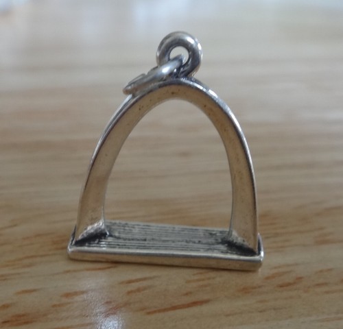 Charro de plata esterlina 20x19 mm 3 g forma de says Gateway Arch St. Louis en Missouri - Imagen 6 de 7