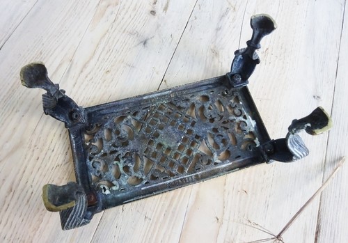 Antique A. Kenrick & Sons brass trivet, with Scottish 'East or West Hame's Best' - Picture 6 of 11