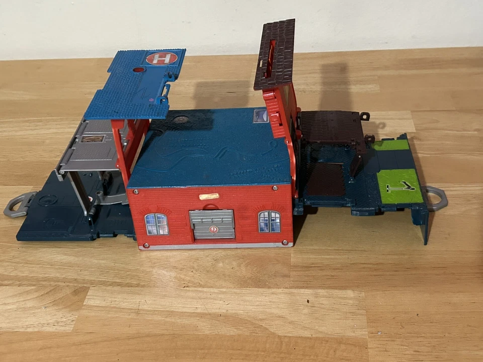 Mattel Matchbox 2008 Pop Up Fold-n-Go Estación de Bomberos Garaje Juego Foto 2 de 4