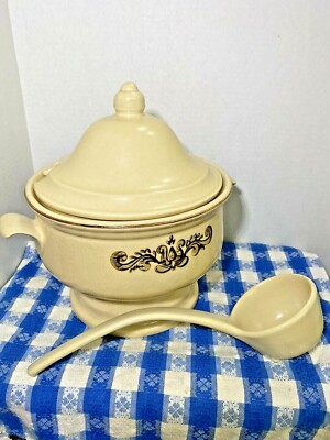 Pfaltzgraff Soup Tureen w/Ladle Vintage Village Stoneware NICE Pack to ship 