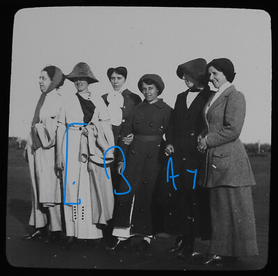 WOMEN AT UPHILL NR WESTON-SUPER-MARE DATED 1911 Magic Lantern Slide PHOTO