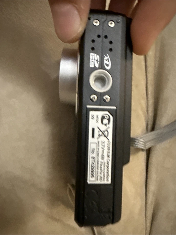 The selected region highlights the bottom profile of a black Fujifilm FinePixJ10, photo 4 of 5