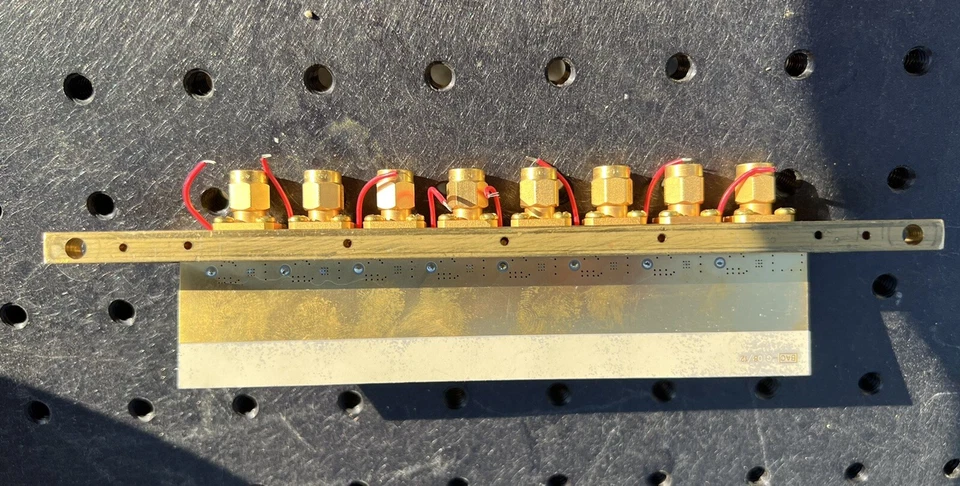 Antena de matriz lineal en fase de banda X de 8 elementos con un esquema Yagi modificado Foto 4 de 4