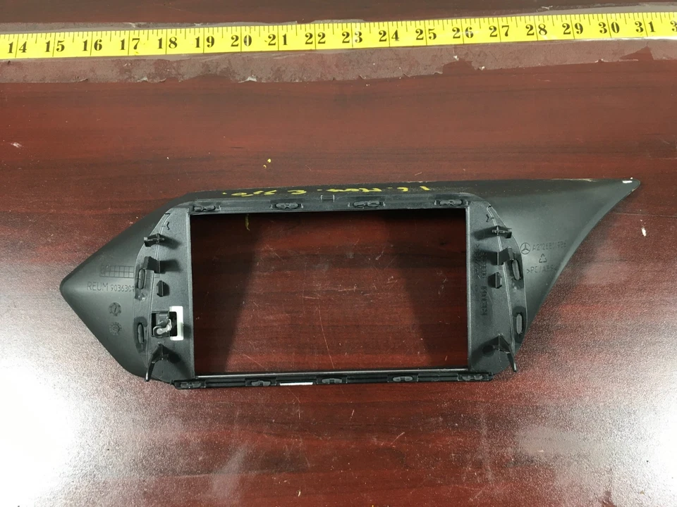 Mercedes-Benz E350 2010-2016 pantalla envolvente moldura A2126801936 LHD OEM. Foto 2 de 4