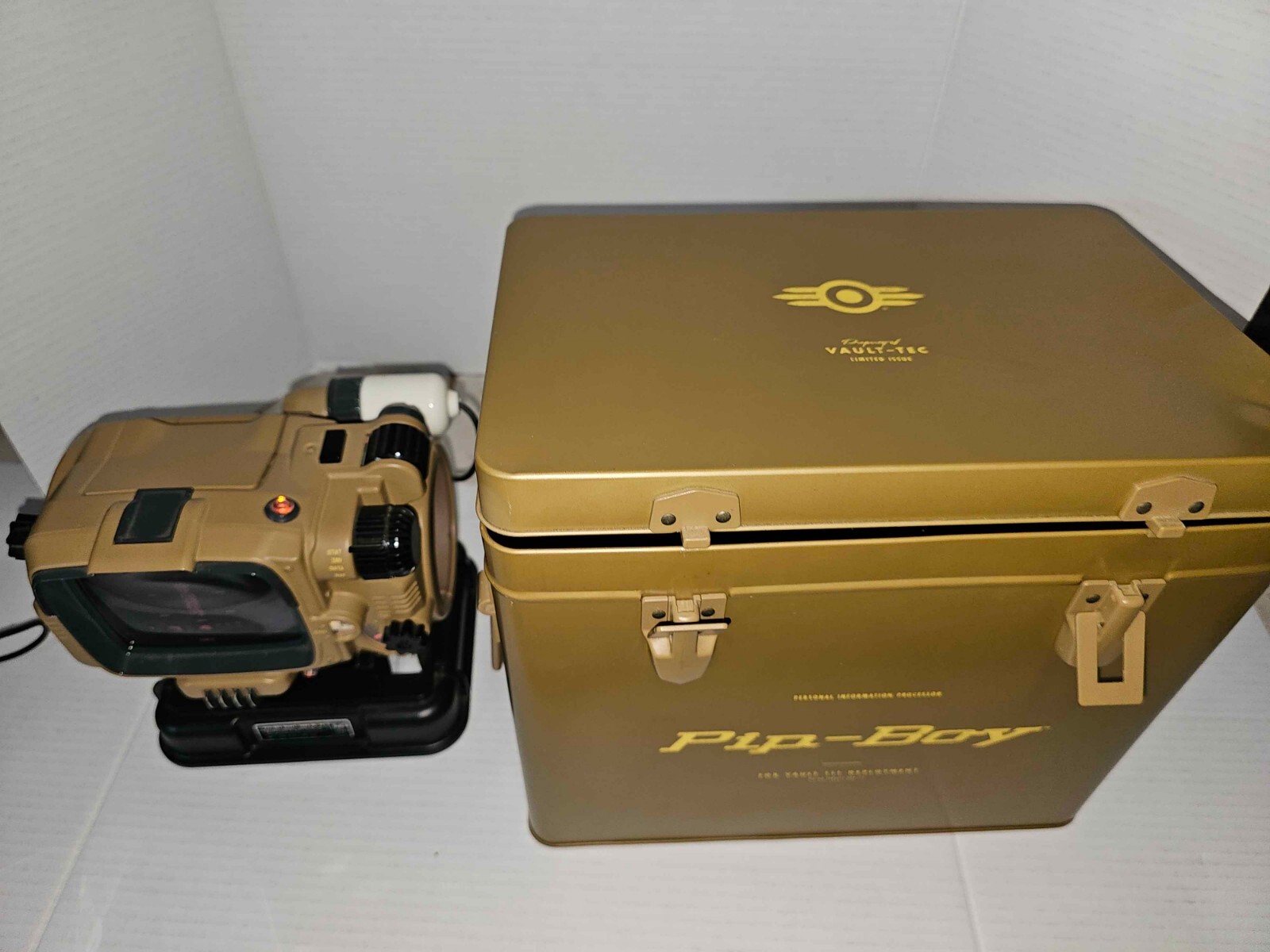 ThinkGeek Fallout 4 Pip-Boy 3000 Deluxe Edition Bluetooth Collectible ...