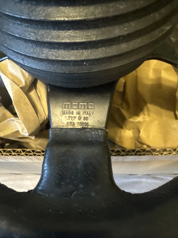 MOMO Sportlenkrad Typ D30 Incl. Nabe L8014 gebraucht - Bild 3 von 4