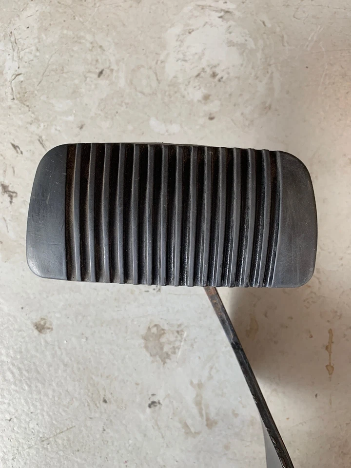 Pedal de freno Toyota Land Cruiser 1998-2002 con interruptor Foto 2 de 4