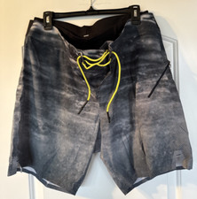 LULULEMON EL Current Lined Board Shorts Men  s Size 38 Multi NWOT