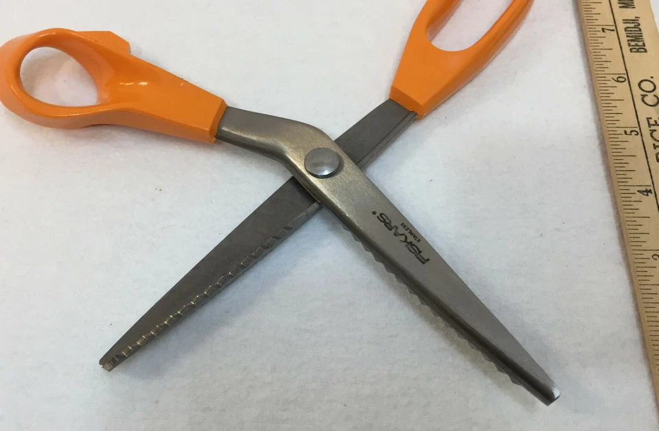 Fiskars Pinking Shears Scissors Zig Zag Stainless Steel Orange Plastic Handle - Image 3 of 4
