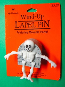 1988-HALLMARK-DANCING-SKELETON-HALLOWEEN-WIND-UP-LAPEL-PIN-NOC-HLP4326-H14