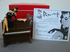 LA PIN'UP SUR LE PIANO COLLECTION BERTHET ANNEE 2001