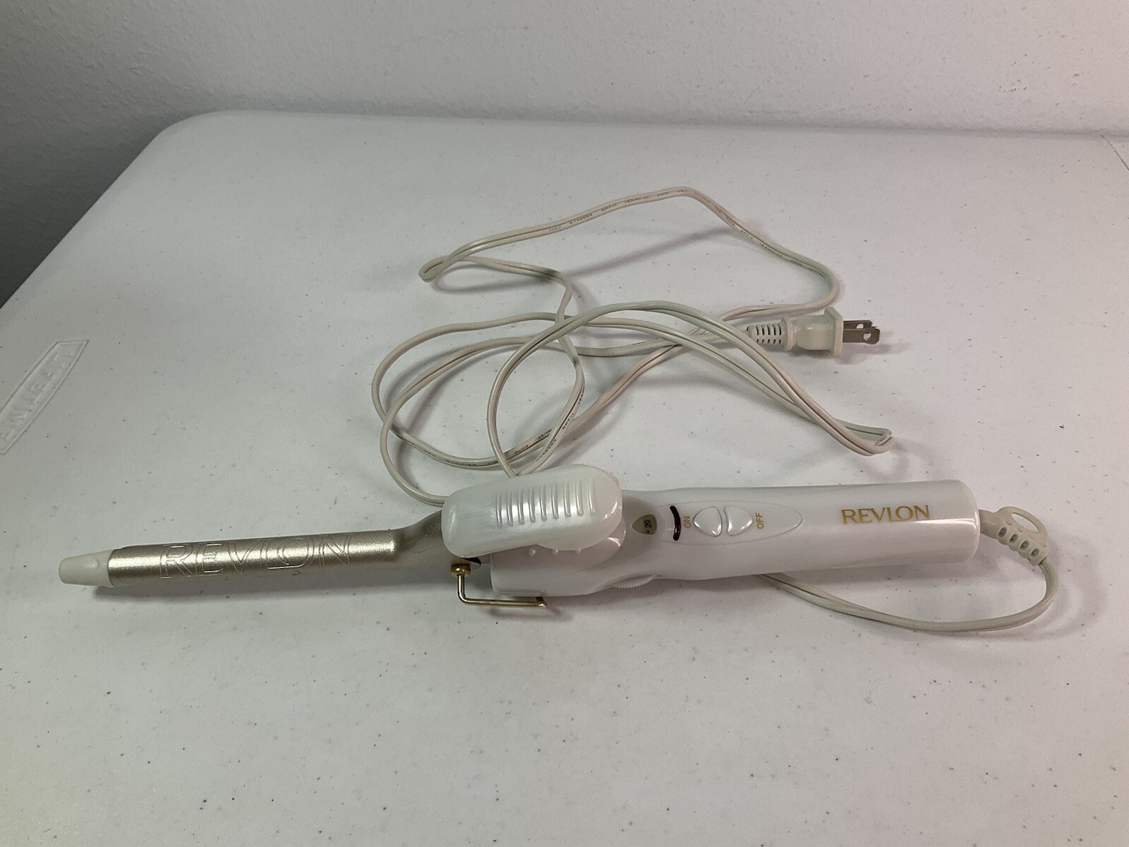 REVLON 1/2 Inch Professional Ceramic Curling Iron for Perfect Waves-image