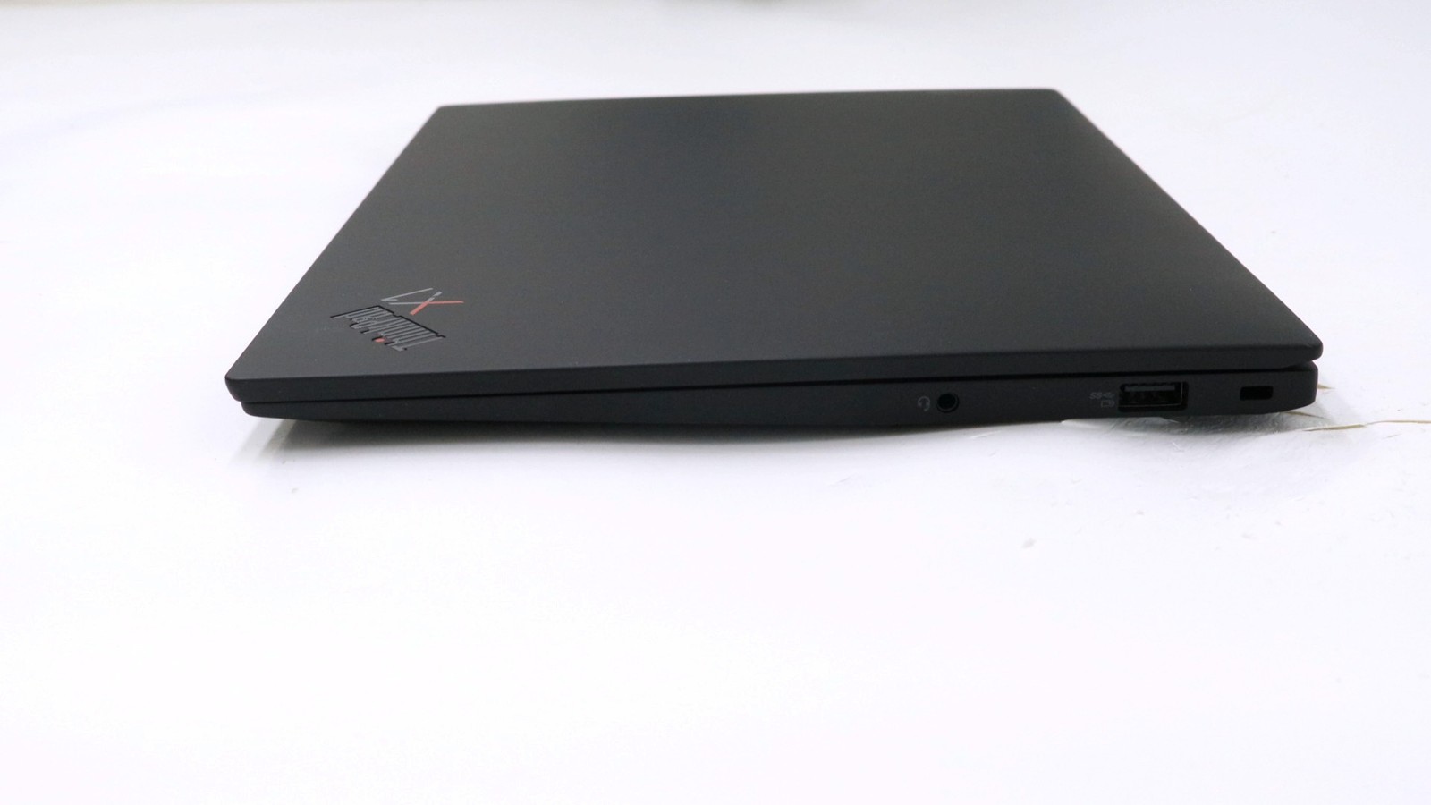 Lenovo ThinkPad X1 Carbon Gen 10, 14-Inch Laptop, with 12th Gen Intel(R) Core(TM) i7-1260P, 512GB NVMe, Windows 10 Pro