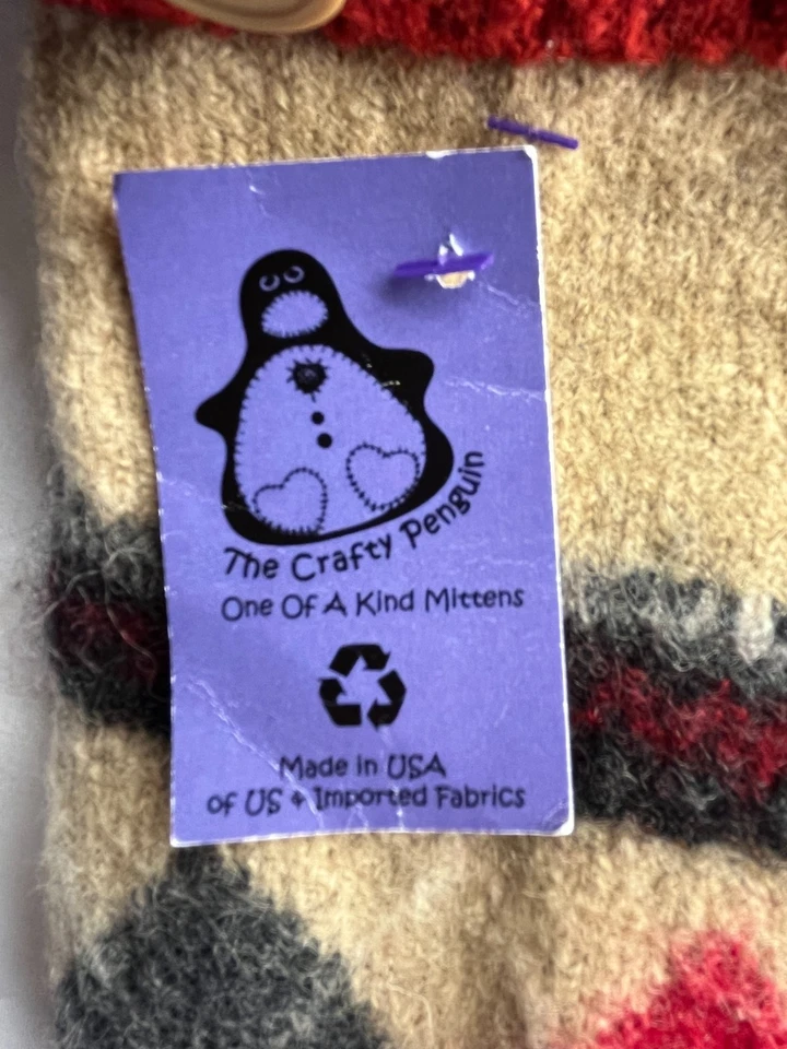 Suéteres reciclados The Crafty Penguin únicos hechos a mano con mano mano mano mano mano con etiquetas Foto 3 de 4