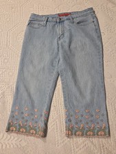 Cosmopolitan Womens 8 Light Blue Mid Rise Denim Flowers Embroidered Capri Jeans