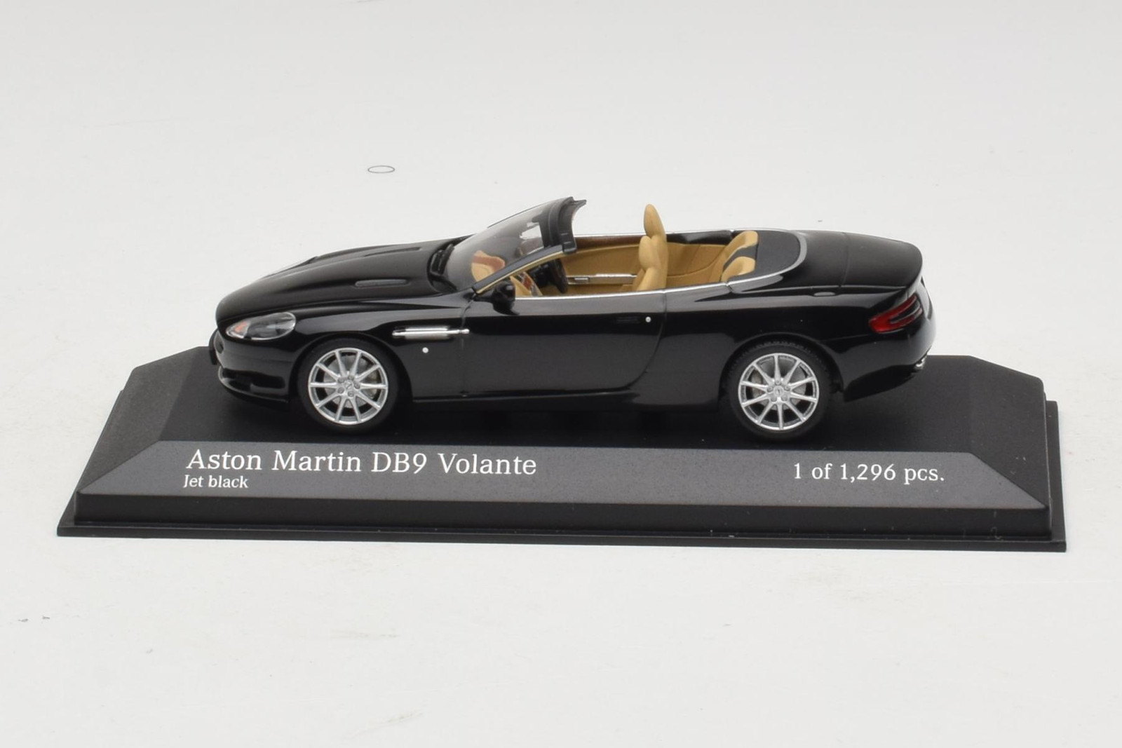 400137330 Aston Martin DB9 Cabrio Black Minichamps 1/43