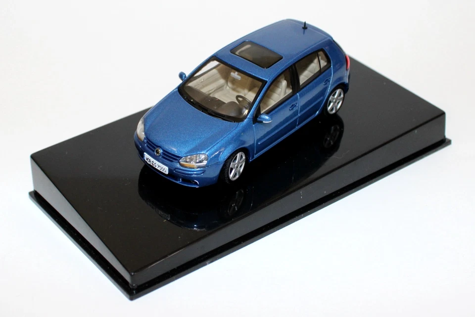 AutoArt 59771 2003 VW Golf Coastal azul metálico sin usar, en caja 1:43 Foto 3 de 4