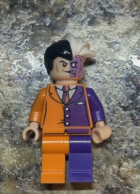 Lego Two-Face 6864 Orange and Purple Suit Super Heroes Batman II Minifigure