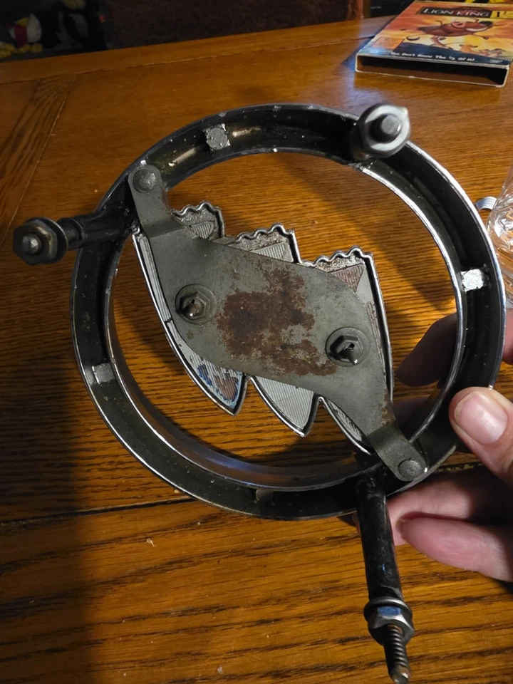 Buick LeSabre 1961 parrilla emblema insignia anillo central Foto 2 de 2