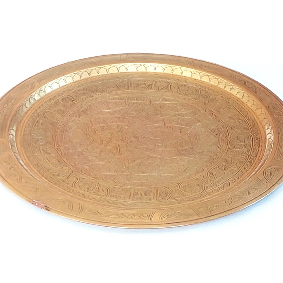 Bandeja de latón de Oriente Medio grabado caligráfico geométrico grabado a mano de colección Foto 4 de 4