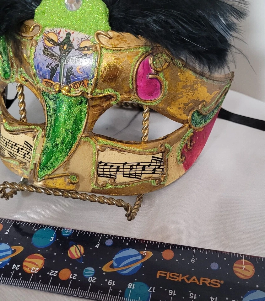 Máscara de baile estilo veneciano tono dorado Mardi Gras mascarada con plumas Foto 4 de 4