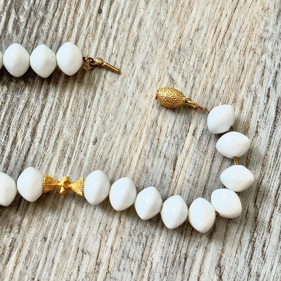 Collar de cadena vintage de plástico blanco con cuentas tono dorado cierre oculto Foto 4 de 4