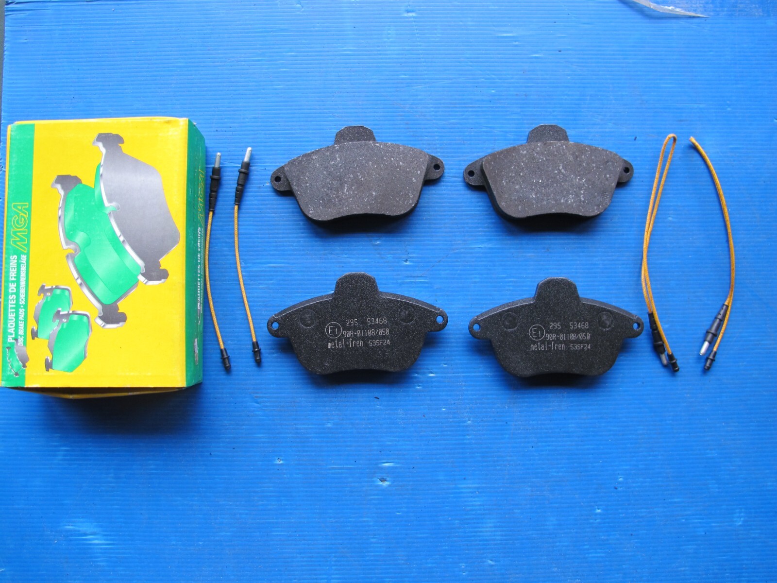 Plaquettes de freins avant MGA anti-sifflement pour Peugeot 605 2.0i