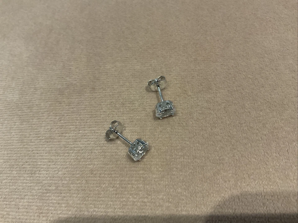 Juego de aretes ovalados de diamantes creados en laboratorio de 2,0 quilates enchapados en platino 925 Foto 4 de 4