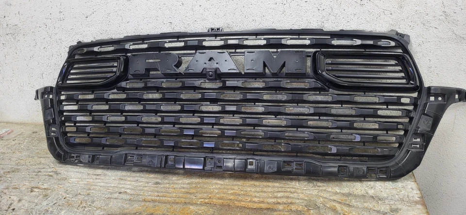 RAM 1500 2025 parrilla superior usada OEM negra *DC8664 Foto 3 de 4